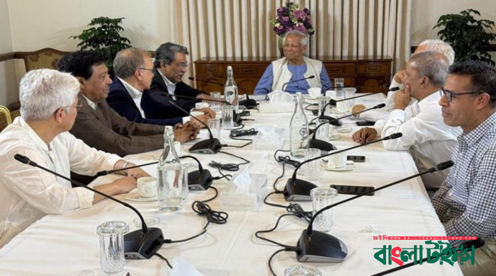 ঐকমত্য কমিশনের সদস্যদের সঙ্গে প্রধান উপদেষ্টার বৈঠক